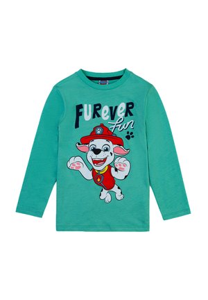 Maglietta a maniche lunghe color teal con un cane cartoon in abbigliamento rosso e il testo "FUREVER Fun". Tessuto morbido con scollatura arrotondata.