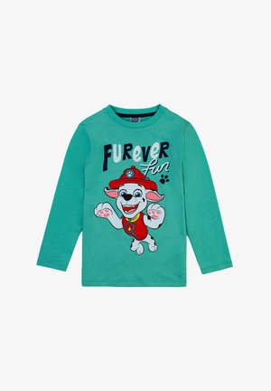 Maglietta a maniche lunghe color teal con un cane cartoon in abbigliamento rosso e il testo "FUREVER Fun". Tessuto morbido con scollatura arrotondata.