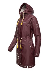 Imperméable bordeaux avec capuche, cordons de serrage avec perles colorées, boutons-pression et poches latérales ; présente un motif ludique de gouttes de pluie.