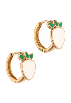 Arany karika fülbevalók fehér csepp alakú medállal, amely tetején három zöld levélszerű részlettel, fehér háttéren.
