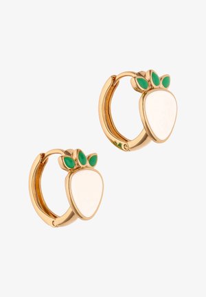 Kultaiset rengaskorvakorut, joissa on valkoinen pisaranmuotoinen riipus, jonka päällä on kolme vihreää lehtimäistä yksityiskohtaa valkoisella taustalla.