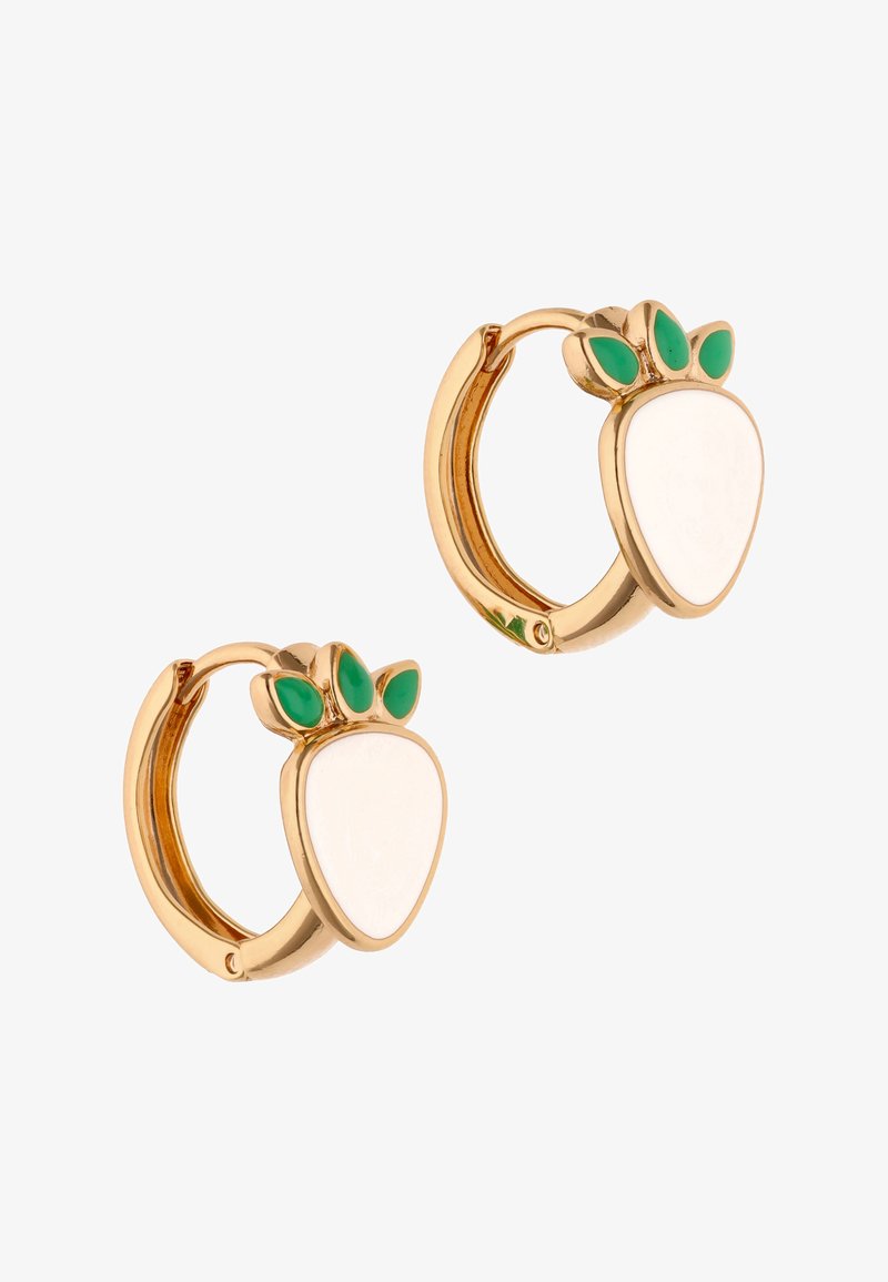Złote kolczyki koła z białym, łezkowatym zawieszkiem, ozdobionym u góry trzema zielonymi liściastymi detalami na białym tle.