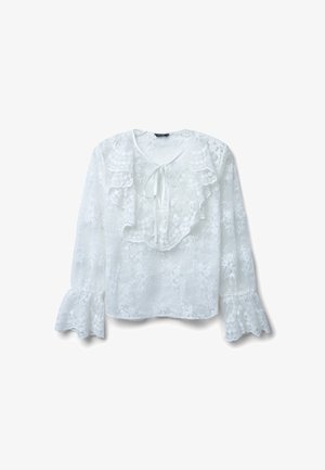 Blouse blanche avec une texture en dentelle florale, col à volants, fermeture à lacet et manches évasées. Tissu léger et détails délicats.