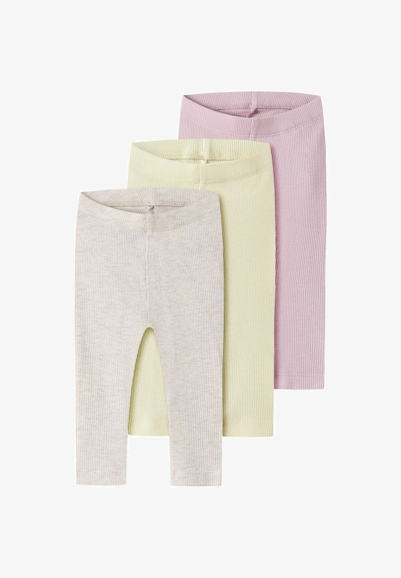 Tre par ribbede babyleggings i beige, lys gul og lavendel, stablet med linninger justeret i toppen.