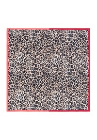 Bufanda de estampado de leopardo con base beige y manchas oscuras, bordeada por un borde sólido rojo. Textura suave y tela ligera.