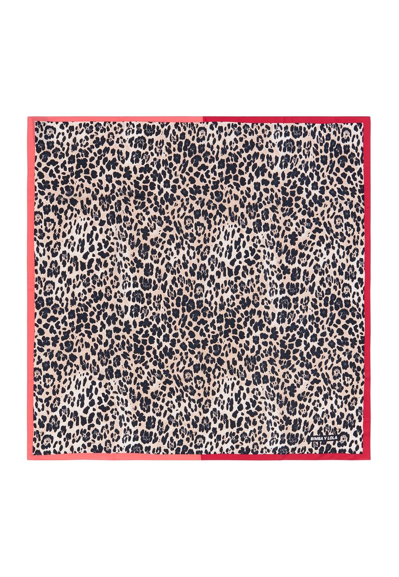 Bufanda de estampado de leopardo con base beige y manchas oscuras, bordeada por un borde sólido rojo. Textura suave y tela ligera.