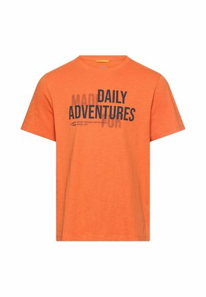 Oranje T-shirt met korte mouwen en ronde hals, met zwarte tekst "DAILY ADVENTURES" en vervaagde achtergrondtekst in het midden aan de voorkant.