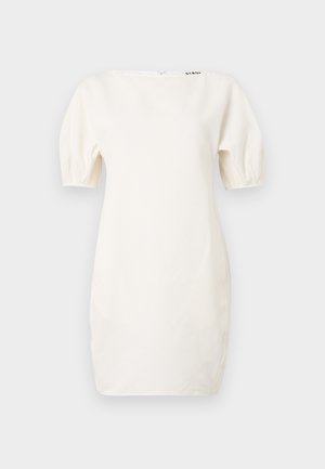 Vestido blanco de manga corta con escote barco y mangas abullonadas. Hecho de un material suave, presenta un logo cerca del escote y una cremallera en la parte posterior.