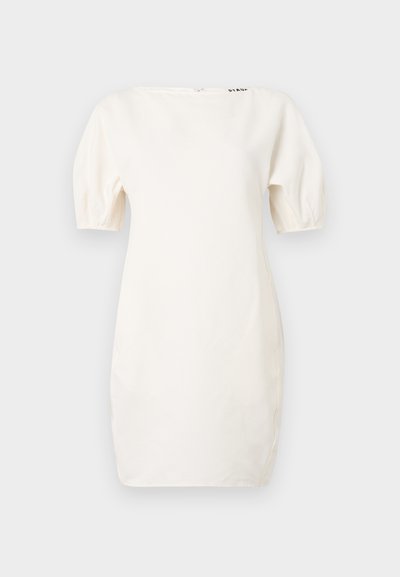 Robe blanche à manches courtes avec encolure bateau et manches bouffantes. Fabriquée dans un matériau lisse, elle présente un logo près de l'encolure et une fermeture éclair au dos.