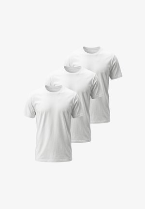 Trei tricouri simple albe, cu mâneci scurte și guler rotund, aranjate diagonal pe un fundal alb.