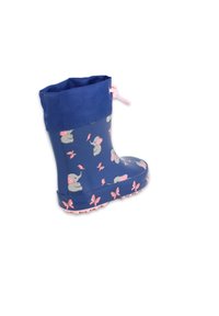 Botte de pluie en caoutchouc bleue avec des motifs d'éléphant rose et de papillons, présentant un haut froncé et un cordon rose comme accent. Semelle texturée pour une meilleure adhérence.