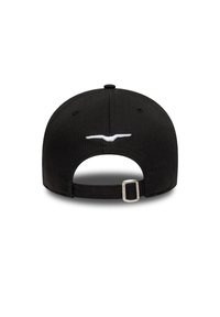 Μαύρο καπέλο μπέιζμπολ με κυρτή γείσο, που διαθέτει λευκό λογότυπο κεντημένο στο πίσω μέρος και ρυθμιζόμενο πλαστικό λουράκι για προσαρμογή.