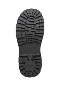 Suela de zapato de goma negra con surcos profundos, texto "BUFFALO" incrustado en el centro y un logo circular cerca del talón, tamaño 38 marcado.