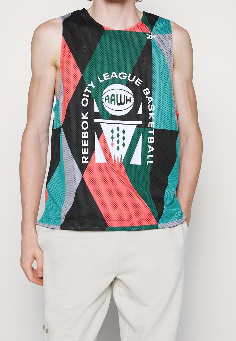 Maillot de basketball Reebok City League en tissu en maille noir, teal, rouge et gris. Avec un logo et un design de motif géométrique. Coupe standard.