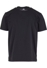 Černé tričko s krátkým rukávem zobrazené zezadu s malým bílým logem a textem u výstřihu.