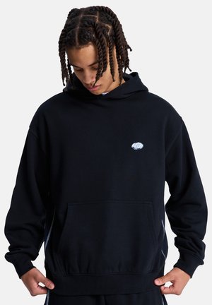 Czarna bawełniana bluza z kapturem z przednią kieszenią, ściągaczem u dołu i na rękawach. Na piersi znajduje się haftowane logo, a po bokach białe akcenty.