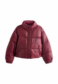 Bordeaux pufferjack met hoge kraag, gestikte ontwerp, ritssluiting aan de voorkant en twee zijzakken; gladde, glanzende textuur.