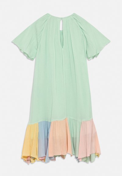 Világoszöld, laza ruha rövid, fodros ujjakkal, kulcslyuk alakú nyakkivágással és sárga, kék, őszibarack és rózsaszín árnyalatú, fodros szegéllyel.