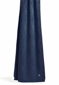 Sciarpa lavorata a maglia blu navy con motivo a diamante, bordi a costine e un piccolo accento metallico circolare nell'angolo in basso.