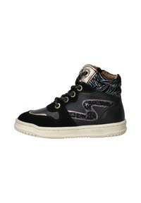 Baskets montantes noires en cuir et en daim, dotées d'accents métalliques, d'un motif texturé sur le col et d'un logo décoratif.