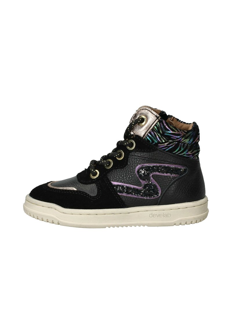 Baskets montantes noires en cuir et en daim, dotées d'accents métalliques, d'un motif texturé sur le col et d'un logo décoratif.