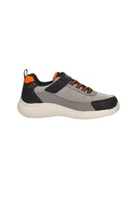 Zapatilla de malla gris con acentos negros y naranjas. Presenta un cuello acolchado, cierre de cordones en la parte delantera y una suela de goma blanca texturizada.