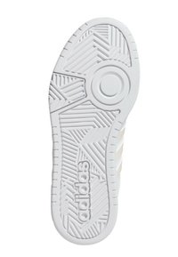 Suola di sneaker bianca in gomma caratterizzata da motivi testurizzati, scanalature distintive e un dettaglio circolare rialzato con il logo "adidas".