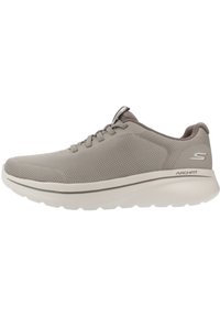 Zapatillas deportivas gris claro hechas de malla con una suela acolchada. Presentan una puntera redondeada, cordones y un logo en el talón. Incluyen tecnología ArchFit.