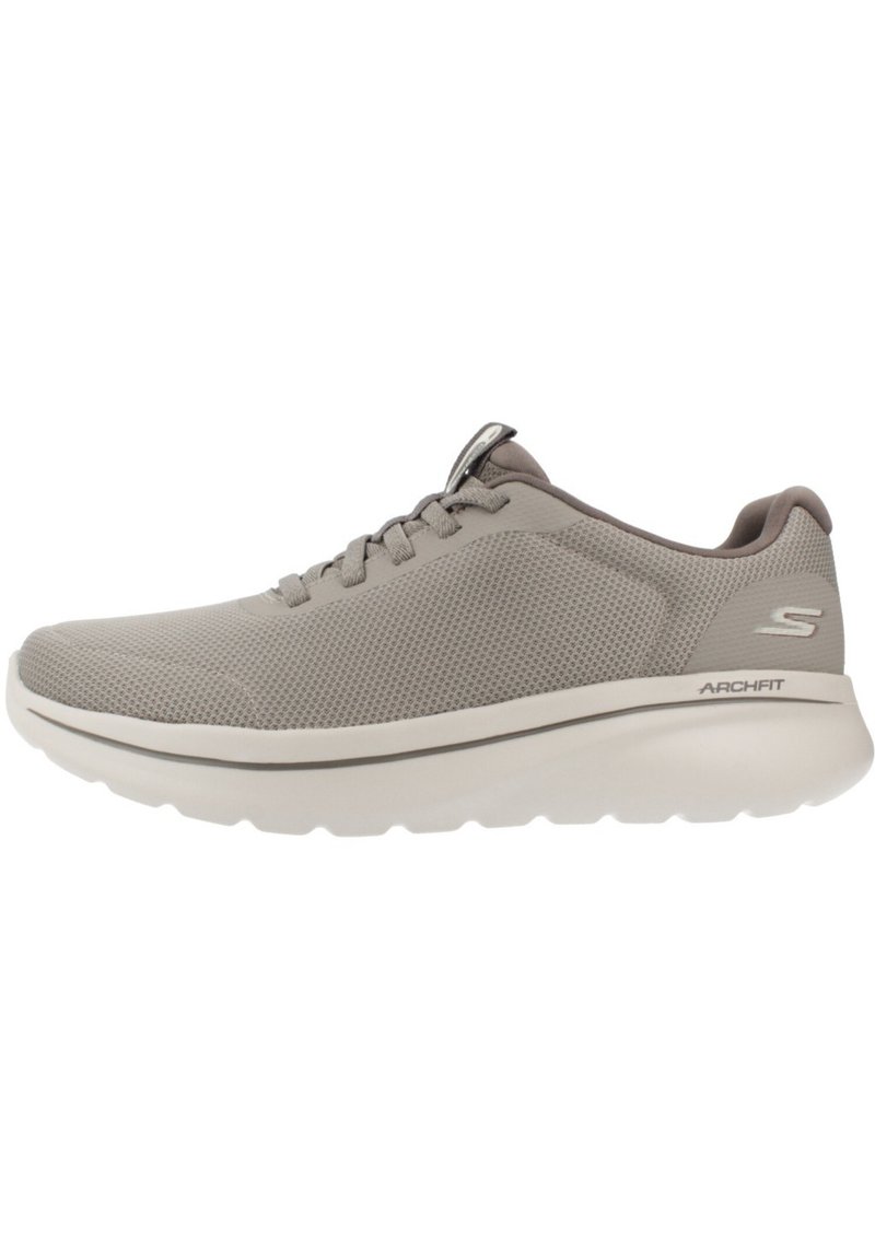 Zapatillas deportivas gris claro hechas de malla con una suela acolchada. Presentan una puntera redondeada, cordones y un logo en el talón. Incluyen tecnología ArchFit.
