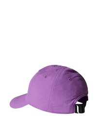 Cappello viola con visiera curva, realizzato in tessuto leggero. Presenta fori di ventilazione e una cinghia nera regolabile sul retro.