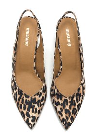 Tacones de slingback con estampado de leopardo, punta afilada, parte superior de tela suave y plantilla en color marrón. Presenta un diseño elegante y minimalista.