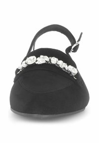 Zapato de ante negro con punta redondeada, correa ajustable y una fila de piedras preciosas transparentes en la parte delantera como decoración.