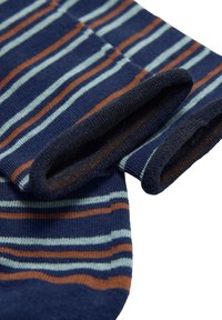 Calcetines a rayas en colores azul marino, azul claro y marrón. Textura suave con puños acanalados y diseño de punta redondeada.