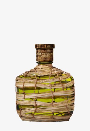 Bottiglia di vetro verde avvolta in fibre naturali intrecciate; presenta un tappo in legno testurizzato con la scritta "john varvatos Artisan" in rilievo.