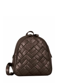 Mochila de cuero marrón oscuro con patrón tejido acolchado, parte superior redondeada, cierre con cremallera y correas ajustables para los hombros.