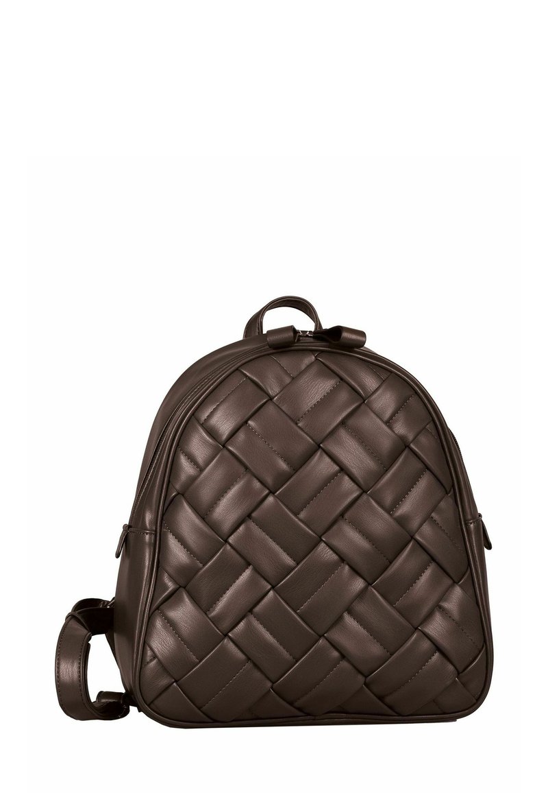 Mochila de cuero marrón oscuro con patrón tejido acolchado, parte superior redondeada, cierre con cremallera y correas ajustables para los hombros.