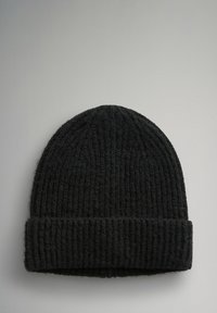 Zwarte gebreide muts van gestructureerde stof, met een opgerolde rand en geribd ontwerp. Eenvoudige, functionele vorm voor warmte.