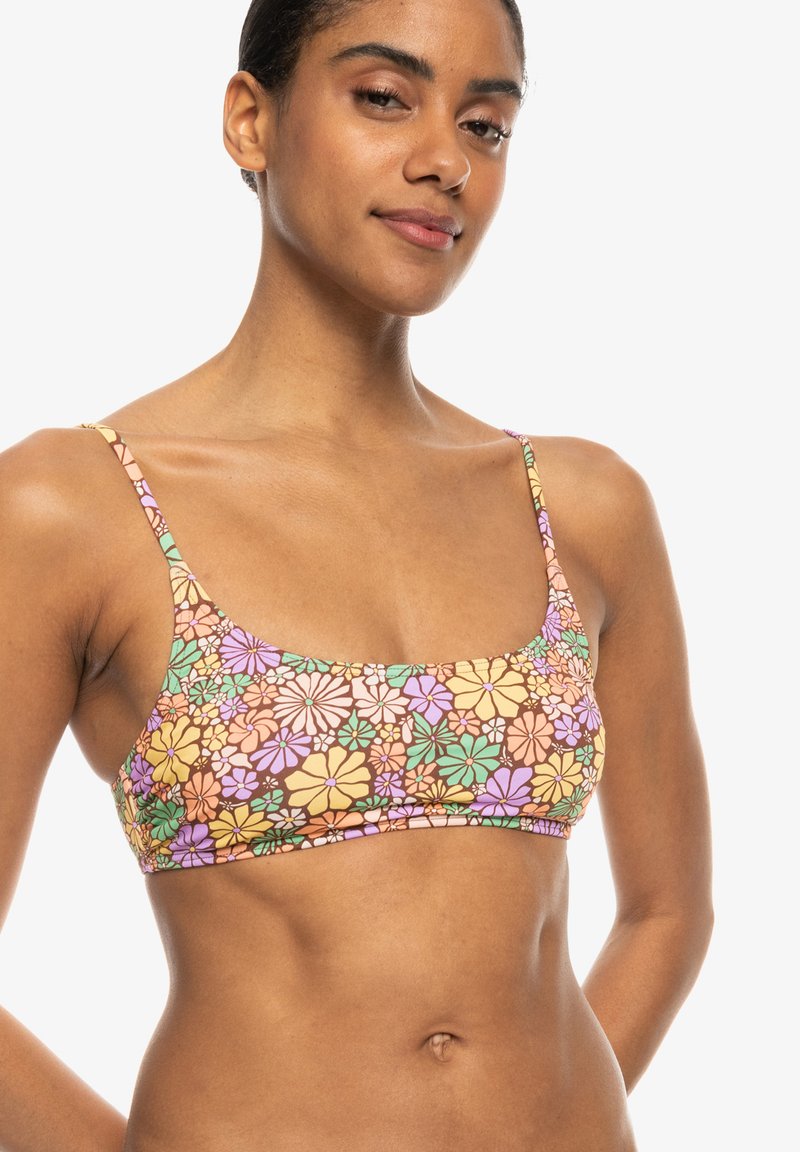Bloemenbikinitop met een vierkante halslijn, met meerkleurige bloemen op een bruine achtergrond. Verstelbare dunne bandjes. Zachte stoftextuur.