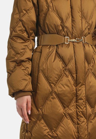 Hnědý prošívaný puffer kabát s diamantovým vzorem, pásem v pase a žebrovanými manžetami. Vyroben z hladkého, lesklého materiálu s bočními kapsami.