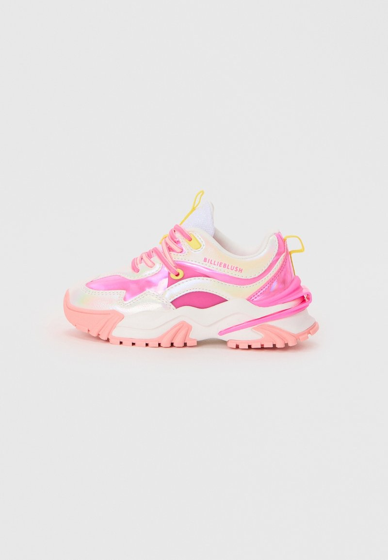Baskets épaisses en rose, blanc et jaune avec une semelle épaisse et des lacets, avec le nom de la marque "BILLIEBLUSH" sur le côté.