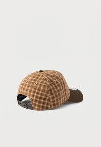 Καφέ καρό μπέιζμπολ καπέλο με καμπυλωτό γείσο, ρυθμιζόμενο λουράκι και οπές για εξαερισμό. Διαθέτει αντίθετη καφέ πίσω πλευρά.