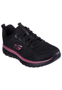 Schwarze Sneaker mit einem strukturierten Mesh-Obermaterial, pinken Akzenten an der Zwischensohle und einer robusten Gummisohle. Verfügt über ein Schnürdesign und ein rundes Logo.