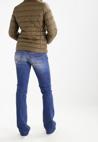 Hilfiger Denim Bunda z prachového peří - khaki