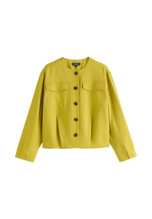 Jachetă scurtă pentru femei, de culoare muștar, cu mâneci lungi, guler rotund, închidere frontală cu nasturi și două buzunare cu clapetă la piept.