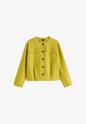 Jachetă scurtă pentru femei, de culoare muștar, cu mâneci lungi, guler rotund, închidere frontală cu nasturi și două buzunare cu clapetă la piept.