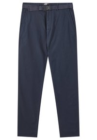 Granatowe chinosy o gładkiej teksturze, z elastycznym pasem, klamrą i bocznymi kieszeniami, mające zwężane nogawki.