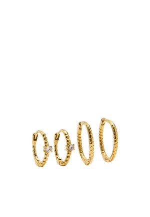 Zestaw złotych kolczyków kołowych w różnych rozmiarach. Zawiera powierzchnie o fakturze i gładkie, dwa kolczyki mają małe, przezroczyste kamienie.