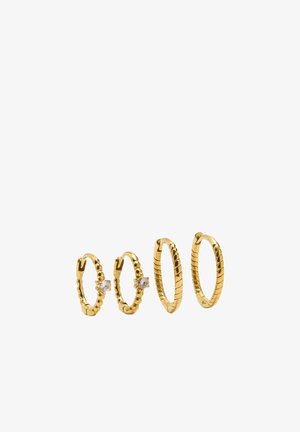 Zestaw złotych kolczyków kołowych w różnych rozmiarach. Zawiera powierzchnie o fakturze i gładkie, dwa kolczyki mają małe, przezroczyste kamienie.