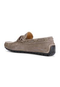 Graue Wildleder-Slipper mit runder Spitze, Lederfutter und dekorativer Naht. Sie verfügen über eine flexible Gummisohle und Metallösen für die Schnürsenkel.