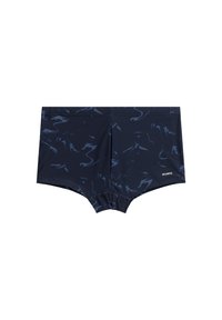 Granatowe kąpielówki wykonane z elastycznego materiału, wyróżniające się subtelnym abstrakcyjnym wzorem w różnych odcieniach niebieskiego oraz logo w dolnym rogu.